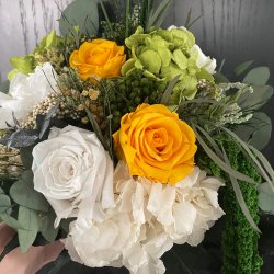 Gul  forrsdrm / stor (Konserveret blomster buket i gul, hvid og grnne farver)
