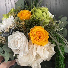 Gul  forrsdrm / stor (Konserveret blomster buket i gul, hvid og grnne farver)