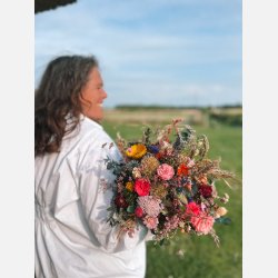 Grftekants buket af trret og konserverede blomster model mellem