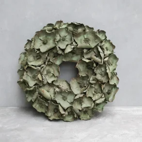 Krans med trrede blomsterbunde (bgerblade) fra kokosndden. i sart grn 40