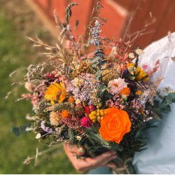 Grftekants buket af trret og konserverede blomster model mellem