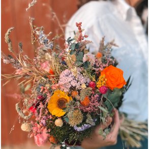 Grftekants buket af trret og konserverede blomster model mellem